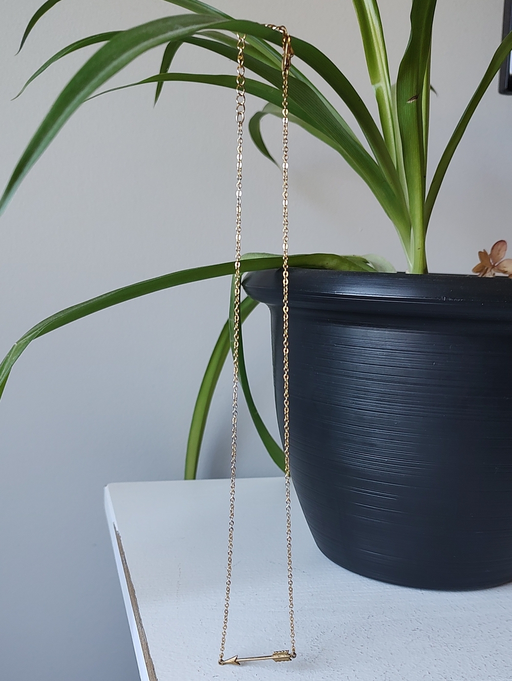 Gold-tone Necklace Featuring A Horizontal Sideways Arrow